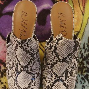 Wild Pair "Carlitap" Womens Wide Heels. Size 9.5M. Gem Condition